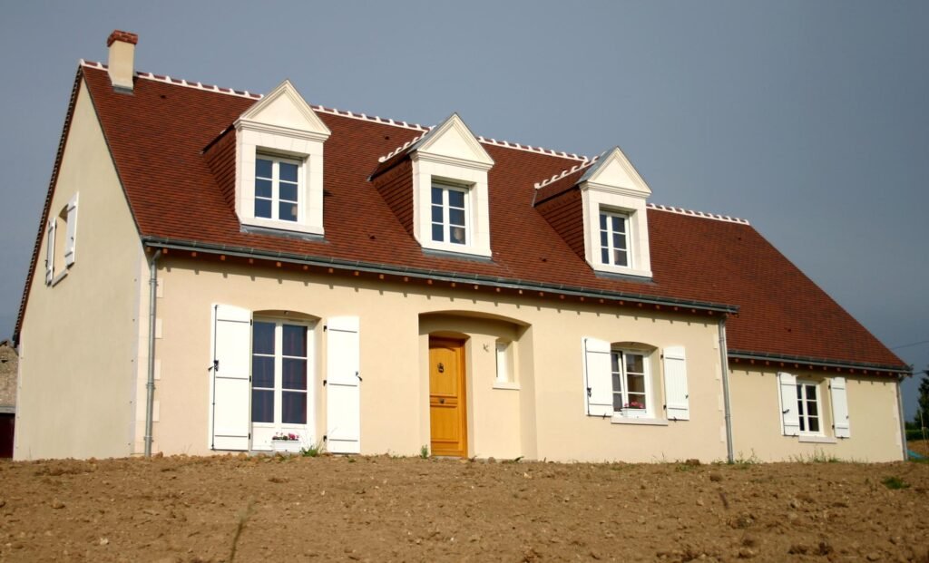 Maison avec lucarnes pierre